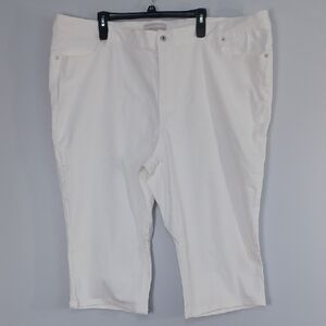 MONROE MAIN white capris jeans.  Plus Size casual pants.  Size 30W.  NWOT